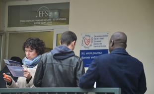 Donneurs de sang rue Alibert à Paris au lendemain des attentats du 13 novembre 2015.