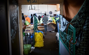 Plus de 500 migrants vivent dans des conditions extrêmement précaires au sein du gymnase Jeanne-Bernard à Saint-Herblain.