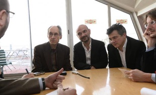 (de g à d) Le rédacteur en chef de Charlie Hebdo, Gérard Biard, l'avocat de Charlie Hebdo, Richard Malka et le chroniqueur de Charlie Hebdo Patrick Pelloux au siège de Libération à Paris le 9 janvier 2015
