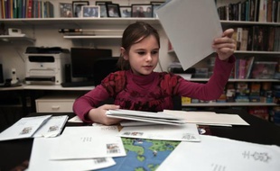 Morgane, 8 ans, trie le courrier échangé avec "Rêve aux lettres", le 10 novembre 2015 à Strasbourg