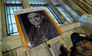 TO GO WITH AFP TEXT BY PETER MURPHY Un manifestant porte un panneau montrant la tête du Premier ministre hongrois Viktor Orban avec le corps de l'ex-dirigeant communiste Matyas Rakosi à Budapest, le 28 octobre 2014
