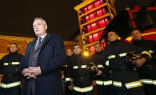 Jean-Marc Ayrault a affirmé que la sécurité des Français était "assurée" dans toutes les régions de France pour cette nuit de la Saint-Sylvestre, à l'issue d'une visite à la Préfecture de police de Paris lundi après-midi.