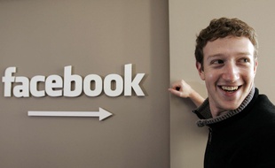 Mark Zuckerberg en 2007 devant le logo de Facebook.