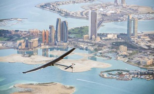 Photo fournie par le projet Solar Impulse montrant l'appareil Solar Impulse 2 survolant Abou Dhabi, le 2 mars 2015