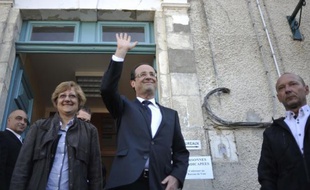 François Hollande, élu dimanche président de la République selon les estimations de quatre instituts de sondage, a passé une journée corrézienne, arpentant les routes et les bureaux de vote de son fief à la rencontre de ses "amis" et de sa "famille".