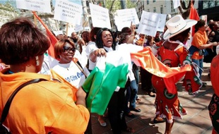 Les manifestants dénoncent l'intervention de la France en Côte d'Ivoire.