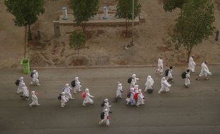 Des pèlerins musulmans, vêtus de blanc commencent la montée du Mont Arafat ce lundi 20 août 2018, moment clef du pèlerinage à La Mecque.