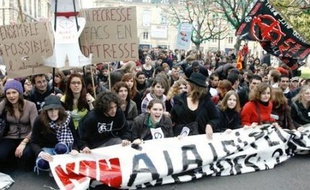 La contestation contre la loi Pécresse a pris une ampleur nouvelle jeudi avec la participation de plus en plus notable des lycéens, tandis que le gouvernement et l'Unef donnaient le sentiment de vouloir renouer un dialogue, mais sans perspective concrète à ce stade.