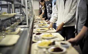 Un père a réclamé lundi devant la justice l'abrogation des dispositions prises par la municipalité de Saint-Cyr-L'Ecole (Yvelines) restreignant l'accès à la cantine aux enfants dont au moins l'un des parents ne travaille pas, qu'il juge "discriminatoires".