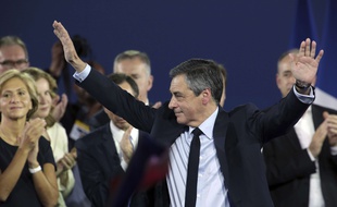 François Fillon et ses soutiens lors d'un meeting au palais des congrès, porte de Versailles à Paris, le 9 avril 2017