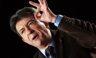 Jean-Luc Mélenchon (Parti de gauche) a mis dimanche en sourdine ses accents populistes, après des remontrances du PCF, et en garde ses anciens collègues du Parti socialiste, dans un discours de quasi-candidat du Front de gauche (FG) en 2012