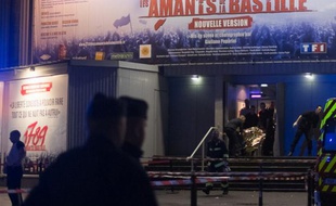 Un blessé évacué par les secours au Palais des Sports de Paris après une explosion, le 8 novembre 2013.