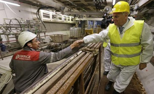 Le premier ministre Jean-Marc Ayrault en visite sur un chantier de nuit dans les Yvelines, le 13 août 2013.