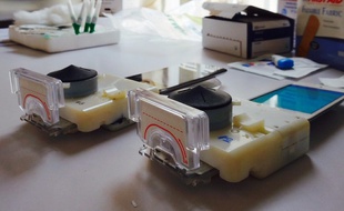 L'accessoire pour smartphone développé par des chercheurs de l'université Columbia se branche sur la prise jack du téléphone.