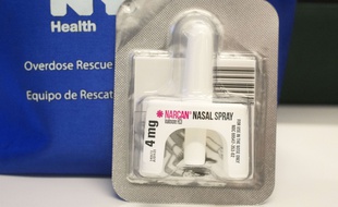 Le spray nasal Narcan a la même action que nalscue: il permet de sauver des personnes qui font une overdose.