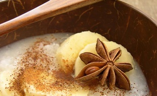 Crème exotique à la banane, parfum de badiane, une recette crudivore festive de Valérie Cupillard.