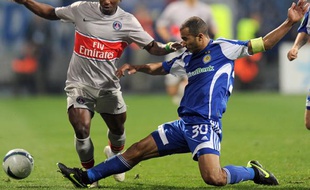Le Parisien Stéphane Sessegnon à la lutte avec le défenseur du Dynamo Kiev Badr El-Kaddouri en Coupe de l'UEFA, le 16 avril 2009