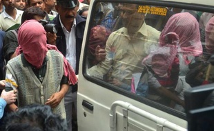 Des hommes soupçonnés d'extorsion et du viol répété d'une touriste japonaise, à leur arrivée le 3 janvier 2015 au tribunal à Calcutta
