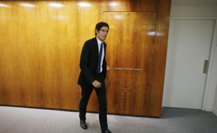 Mathieu Gallet, PDG de Radio France, quitte son bureau pour s'adresser aux journalistes lors de la grève du groupe public, le 8 avril 2015 à la Maison de la Radio à Paris