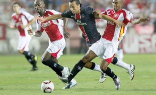 Le Parisien Nenê (au centre), lors de la victoire du PSG en Europa Ligue face à Séville le 16 septembre 2010.