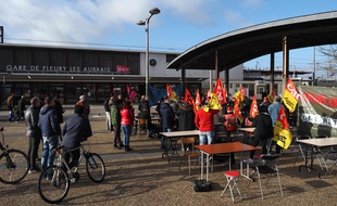 Une manifestation de la CGT le 23 décembre 2019 devant la gare Les Aubrais près d'Orléans.