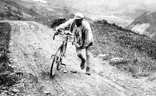 Illustration de l'ascension d'un col de haute montagne, dans le Tour de France. Ici en 1926, par le coureur belge Lucien Buysse.