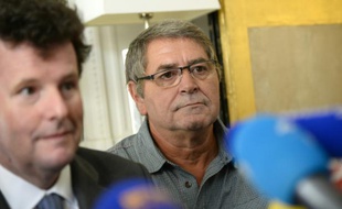 Le pilote français Pascal Fauret (d) et son avocat, Me Jean Reinhart, lors d'une conférence de presse à Paris, le 27 octobre 2015