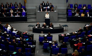 La chancelière allemande Angela Merkel face au Parlement, le 7 juillet 2016 à Berlin