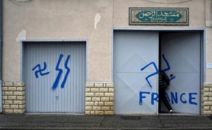 Des slogans racistes et des croix gammées ont été inscrits dans le nuit de dimanche à lundi sur les murs de deux mosquées de Besançon, a-t-on appris auprès de la préfecture.