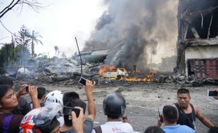 Un avion de transport militaire indonésien qui s'est écrasé peu après son décollage est en feu à Medan, au nord de Sumatra, le 30 juin 2015