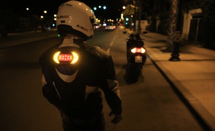 La startup toulousaine Road Light est présente au CES Las Vegas 2019 pour présenter son système créé pour les motards et ses nouveaux clignotants pour les cyclistes.