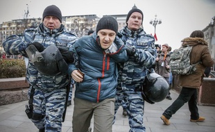La police russe a arrêté dimanche plus de 260 personnes qui s'étaient rassemblées pour une manifestation non autorisée contre le président Vladimir Poutine.