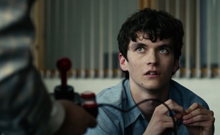 Fionn Whitehead campe Stefan, un jeune programmeur de jeu vidéo dans «Black Mirror: Bandersnatch».