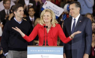 Mitt Romney, sa femme, Ann, et son fils ainé, Tagg, lors d'un meeting, le 28 février 2012 dans le Michigan.
