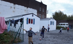 Des enfants Roms jouent dans un village d'insertion à Fives.