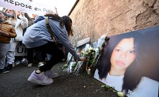 Hommages à Dinah, devant le collège de la jeune fille qui s'est suicidée après avoir été harcelée par ses camarades de Mulhouse.