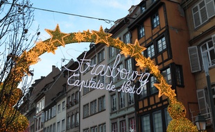 L'habituelle entrée du marché de Noël, rue du marché aux poissons à Strasbourg.