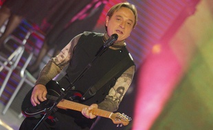 Emile, du groupe Emile et Images, lors de l'émission «Duos: 30 Tubes de légende» sur TF1, le 16 janvier 2015.