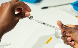 Préparation de dose de vaccins Pfizer, le 15 mai 2021 (Illustration)