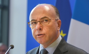 Bernard Cazeneuve (ici le 8 avril au Mureaux) a fermement condamné les débordements de jeudi dans plusieurs villes de France.