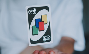 Cette carte issue du jeu « Uno » implique que le joueur suivant en pioche quatre autres