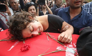 Enterrement de Korkmaz Tedik, membre du parti travailliste turc (EMEP) tué dans les attentats d'Ankara la veille, le 11 octobre 2015 à Ankara