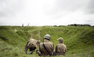 Des enfants portant des uniformes militaires visitent La Pointe du Hoc, le 31 mai 2014, à Cricqueville-en-Bessin, site historique de la Bataille de Normandie
