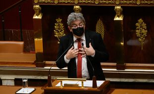 Après les propos complotistes de Jean-Luc Mélenchon, la gauche estime qu'il ne devrait pas se présenter aux élections présidentielles.