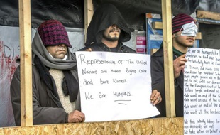 Trois Iraniens, qui se sont faits coudre la bouche, manifestent contre le démantèlement du camp de la "Jungle" à Calais, le 3 mars 2016