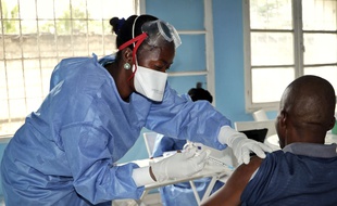 Un homme se fait vacciner contre le virus Ebola, à Mbandaka en RDC, le 30 mai 2018.
