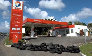 Le préfet de la Guadeloupe Nicolas Desforges a réclamé vendredi la réouverture dès lundi des stations-services de Guadeloupe, fermées depuis le 19 janvier en entraînant une pénurie de carburants rendant impossible la circulation automobile dans l'île.