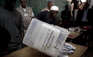 Le responsable d'un bureau de vote vide une urne à Dakar (Sénégal), le 26 février 2012.