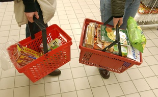 Des paniers de course dans un supermarché alimentaire (illustration).