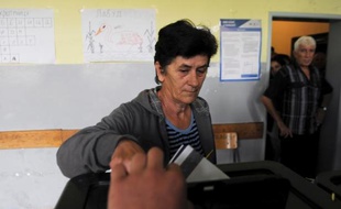 Une Serbe vote à Gracanica, le 3 novembre 2013 au Kosovo